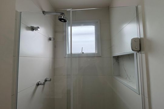 Banheiro da Suíte 1 de apartamento para alugar com 2 quartos, 72m² em Valparaíso, Petrópolis