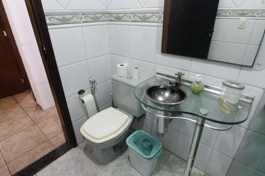 Banheiro de casa de condomínio para alugar com 3 quartos, 65m² em Caminho de Búzios, Cabo Frio