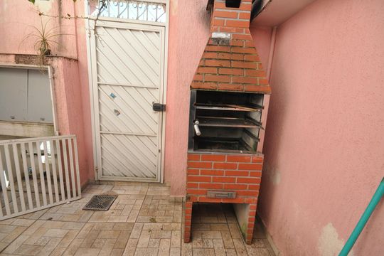 Churrasqueira de casa para alugar com 2 quartos, 65m² em Vila Irmaos Arnoni, São Paulo