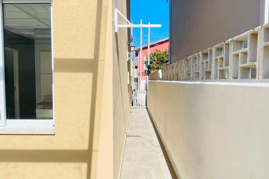 Corredor lateral de casa de condomínio para alugar com 2 quartos, 60m² em Tijuco Preto, Cotia