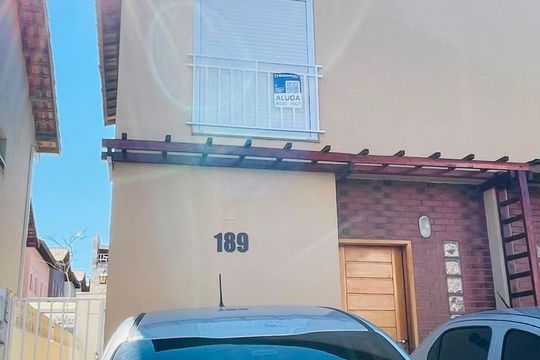 Placa instalada de casa de condomínio para alugar com 2 quartos, 60m² em Tijuco Preto, Cotia