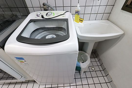 Área da serviço de apartamento para alugar com 3 quartos, 55m² em Jardim Carvalho, Porto Alegre