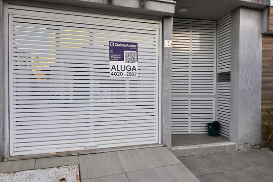 Plaquinha Quinto Andar de casa de condomínio para alugar com 6 quartos, 297m² em Recreio dos Bandeirantes, Rio de Janeiro