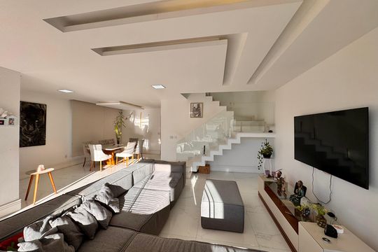 Sala de casa de condomínio para alugar com 6 quartos, 297m² em Recreio dos Bandeirantes, Rio de Janeiro