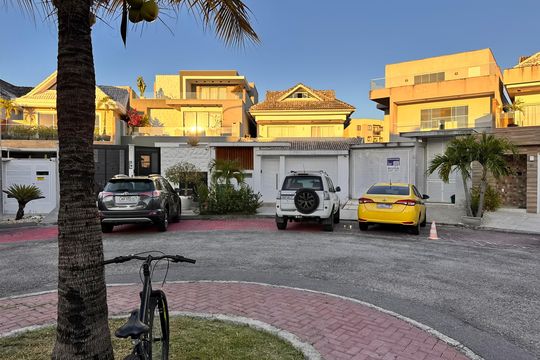 Fachada de casa de condomínio para alugar com 6 quartos, 297m² em Recreio dos Bandeirantes, Rio de Janeiro