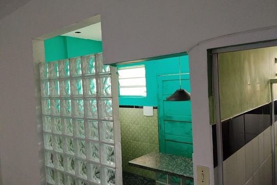 Cozinha de apartamento para alugar com 1 quarto, 27m² em José Menino, Santos