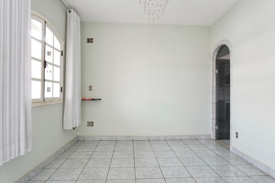 Casa à venda com 6 quartos, 294m² em Industrial, Contagem