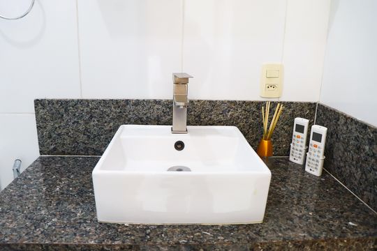 Pia do banheiro do quarto de apartamento para alugar com 3 quartos, 124m² em Costa azul, Rio das Ostras