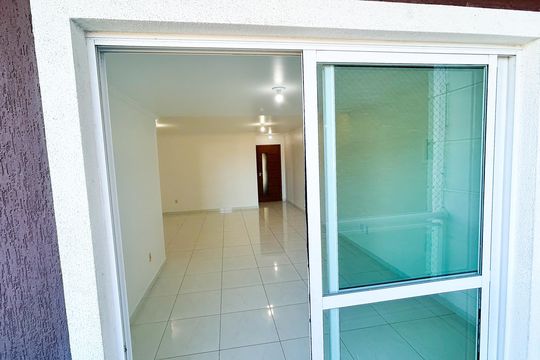 Vista da sala desde a varanda  de apartamento para alugar com 3 quartos, 124m² em Costa azul, Rio das Ostras