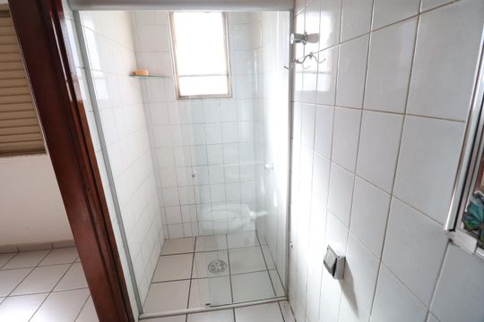 Banheiro da suíte de apartamento para alugar com 3 quartos, 85m² em Martins, Uberlândia