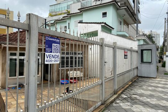 Fachada de casa à venda com 2 quartos, 573m² em Centro, Osasco