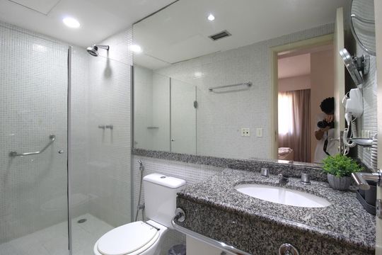 Banheiro da Suíte de apartamento para alugar com 1 quarto, 26m² em Indianópolis, São Paulo