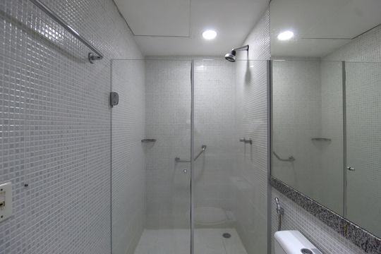 Banheiro da Suíte de apartamento para alugar com 1 quarto, 26m² em Indianópolis, São Paulo