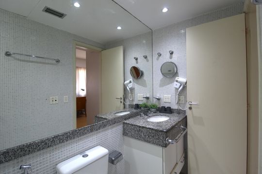 Banheiro da Suíte de apartamento para alugar com 1 quarto, 26m² em Indianópolis, São Paulo