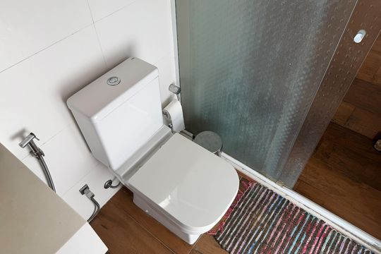 Banheiro de casa de condomínio para alugar com 3 quartos, 110m² em Macuco, Santos