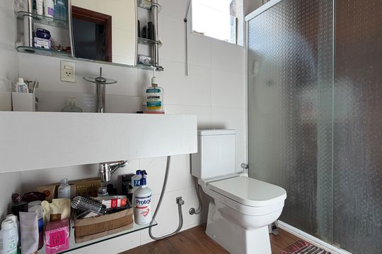 Banheiro de casa de condomínio para alugar com 3 quartos, 110m² em Macuco, Santos