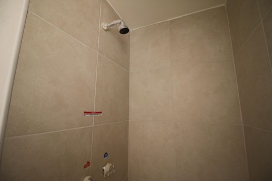 Banheiro de apartamento para alugar com 2 quartos, 50m² em Barra Olímpica, Rio de Janeiro