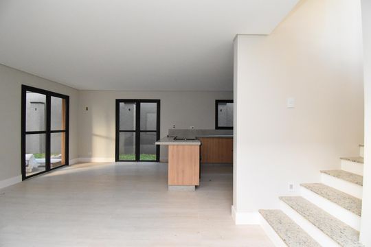 Sala e cozinha de casa de condomínio para alugar com 3 quartos, 180m² em Bacacheri, Curitiba