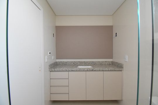Banheiro da Suíte de casa de condomínio para alugar com 3 quartos, 180m² em Bacacheri, Curitiba