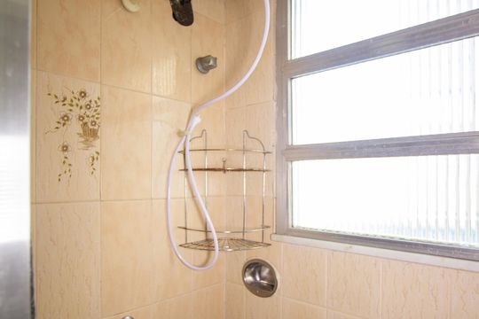 Banheiro de apartamento para alugar com 2 quartos, 70m² em Porto Novo, São Gonçalo