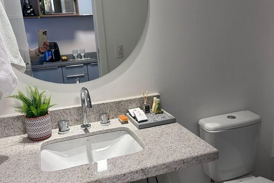 Banheiro de kitnet/studio para alugar com 1 quarto, 46m² em Auxiliadora, Porto Alegre