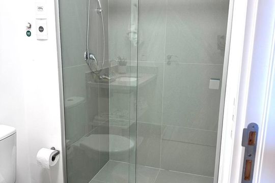 Banheiro de kitnet/studio para alugar com 1 quarto, 46m² em Auxiliadora, Porto Alegre