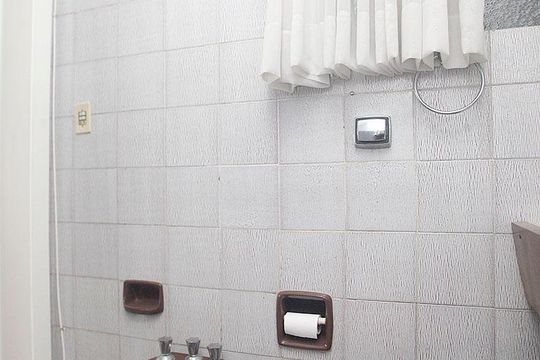 Banheiro social de apartamento para alugar com 3 quartos, 134m² em Independência, Porto Alegre