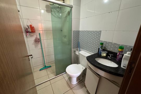 Banheiro da Suíte de apartamento à venda com 1 quarto, 42m² em Samambaia, Brasília