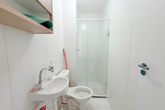Banheiro de apartamento para alugar com 2 quartos, 33m² em Jardim Caravelas, São Paulo