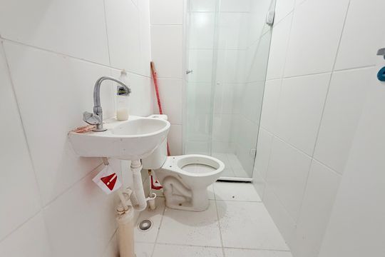 Banheiro de apartamento para alugar com 2 quartos, 33m² em Jardim Caravelas, São Paulo