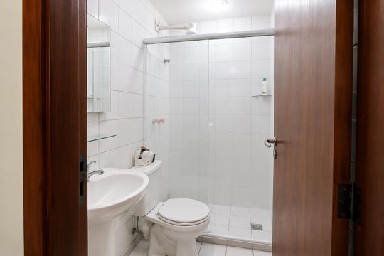 Banheiro de kitnet/studio à venda com 1 quarto, 27m² em SGAN 912, Brasília