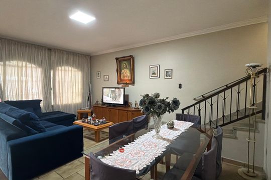 Casa à venda com 3 quartos, 196m² em Vila Bertioga, São Paulo