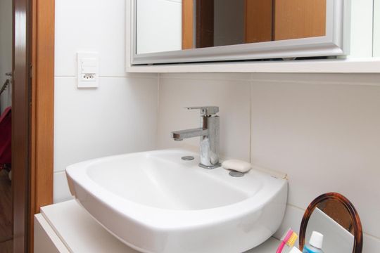 Banheiro de apartamento para alugar com 2 quartos, 50m² em Tristeza, Porto Alegre