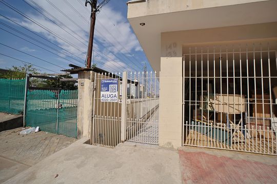Fachada de casa para alugar com 2 quartos, 90m² em Jardim Arizona, São Paulo