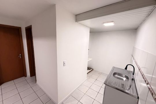 Cozinha de apartamento para alugar com 2 quartos, 40m² em Agronomia, Porto Alegre