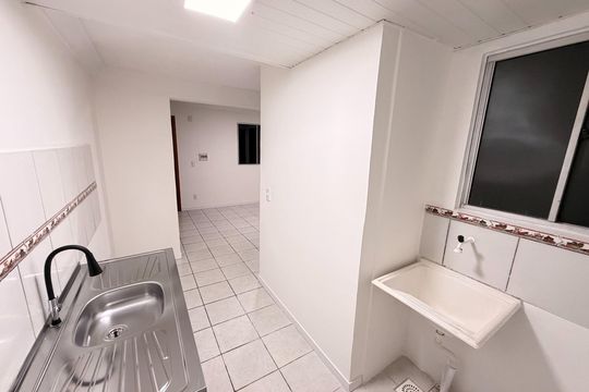 Cozinha de apartamento para alugar com 2 quartos, 40m² em Agronomia, Porto Alegre
