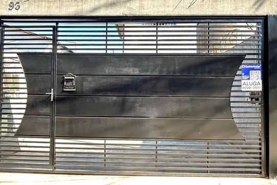 Placa instalada na fachada do imóvel  de casa para alugar com 2 quartos, 63m² em Vila Carmela Ii, Guarulhos