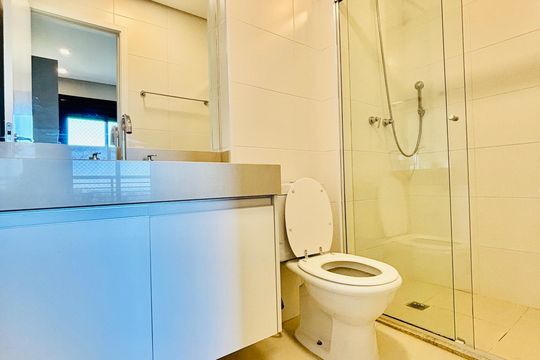 Banheiro Suíte 2 de apartamento para alugar com 2 quartos, 112m² em Alphaville, Barueri