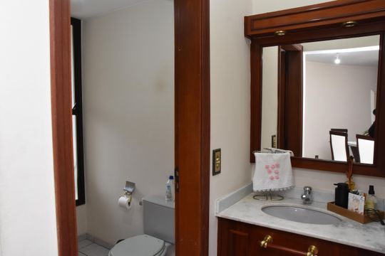 lavabo e banheiro de apartamento à venda com 4 quartos, 112m² em Parque Uniao, Jundiaí