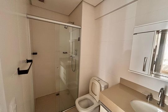 Banheiro suíte  de apartamento para alugar com 1 quarto, 49m² em Alphaville Industrial, Barueri