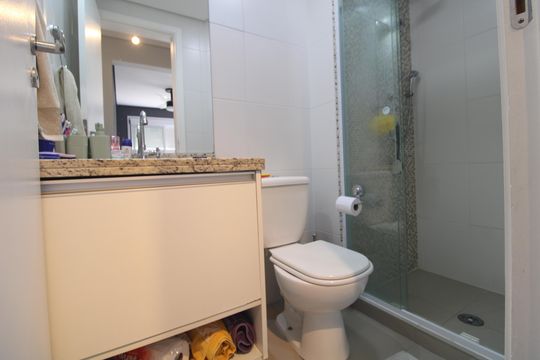 Banheiro comum de apartamento para alugar com 2 quartos, 73m² em Vila Castelo, São Paulo