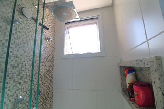 Banheiro da suíte de apartamento para alugar com 2 quartos, 73m² em Vila Castelo, São Paulo
