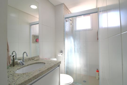Banheiro da suíte de apartamento para alugar com 2 quartos, 73m² em Vila Castelo, São Paulo
