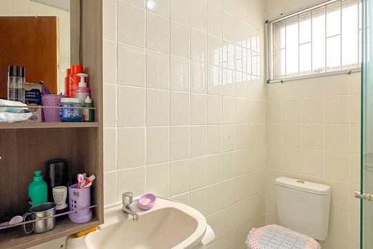 Banheiro de apartamento para alugar com 2 quartos, 52m² em Sertão do Maruim, São José
