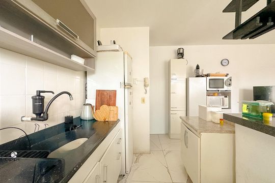 Cozinha de apartamento para alugar com 2 quartos, 52m² em Sertão do Maruim, São José