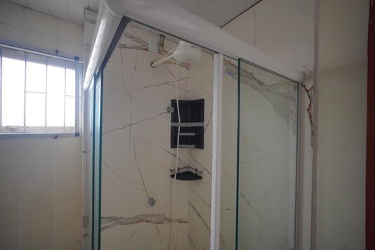 Banheiro de apartamento para alugar com 2 quartos, 52m² em Sertão do Maruim, São José