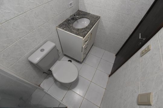 Banheiro da Suíte de kitnet/studio para alugar com 1 quarto, 36m² em Centro, Curitiba