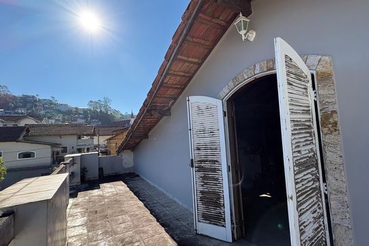 Sótão de casa de condomínio para alugar com 5 quartos, 1932m² em Mosela, Petrópolis