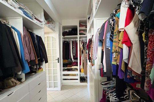 Closet da suíte 3 de casa de condomínio para alugar com 5 quartos, 1932m² em Mosela, Petrópolis