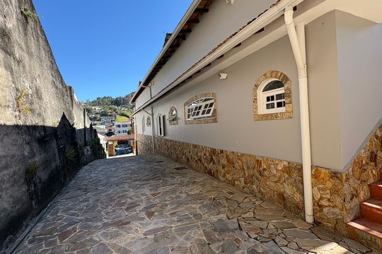 Quintal de casa de condomínio para alugar com 5 quartos, 1932m² em Mosela, Petrópolis
